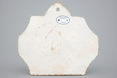 Une plaque en fa&iuml;ence de Delft bleu et blanc au d&eacute;cor de chinoiserie naturaliste, 18&egrave;me