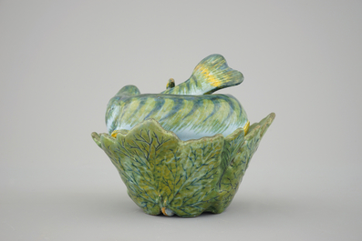 Une terrine en forme de poisson en fa&iuml;ence polychrome de Delft, 18&egrave;me