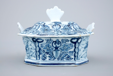 Een blauw-witte Delftse botervloot op schaal, 18e eeuw