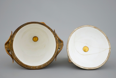 Un bol et son couvercle en porcelaine de S&egrave;vres, mont&eacute; en bronze, 19&egrave;me