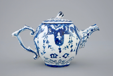 Een theepot in blauw-wit aardewerk, Rouen, Frankrijk, 18e eeuw