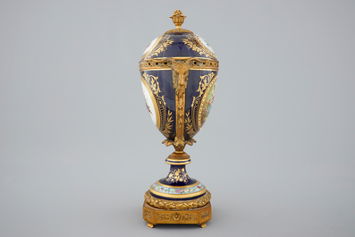 Un bol et son couvercle en porcelaine de S&egrave;vres, mont&eacute; en bronze, 19&egrave;me
