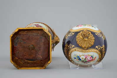 Un bol et son couvercle en porcelaine de S&egrave;vres, mont&eacute; en bronze, 19&egrave;me