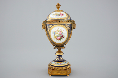 Un bol et son couvercle en porcelaine de S&egrave;vres, mont&eacute; en bronze, 19&egrave;me
