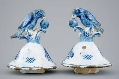 Een driedelig blauw-wit Delfts kaststel met chinoiserie decor, 18e eeuw