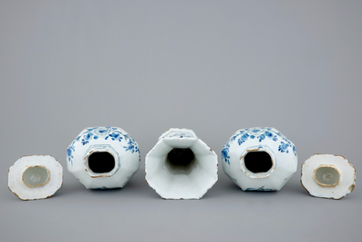 Een driedelig blauw-wit Delfts kaststel met chinoiserie decor, 18e eeuw