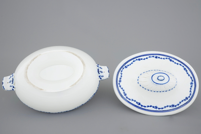 Een dekselterrine in blauw-wit Doorniks porselein, 18e eeuw
