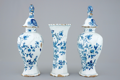 Een driedelig blauw-wit Delfts kaststel met chinoiserie decor, 18e eeuw