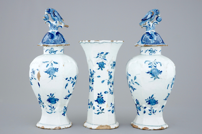 Een driedelig blauw-wit Delfts kaststel met chinoiserie decor, 18e eeuw