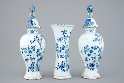 Een driedelig blauw-wit Delfts kaststel met chinoiserie decor, 18e eeuw