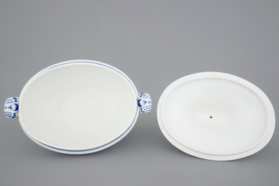 Een dekselterrine in blauw-wit Doorniks porselein, 18e eeuw