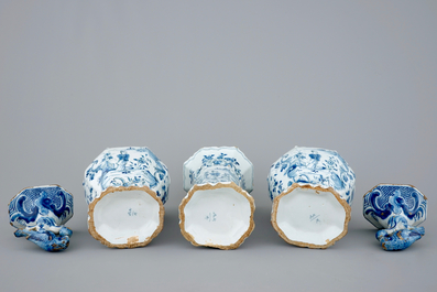 Een driedelig blauw-wit Delfts kaststel met chinoiserie decor, 18e eeuw