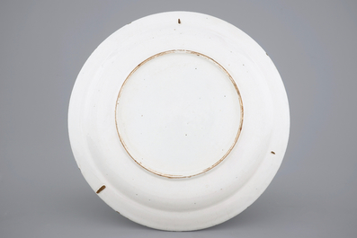 Un plat en fa&iuml;ence de Delft au d&eacute;cor d'un panier fleuri, d&eacute;but du 18&egrave;me