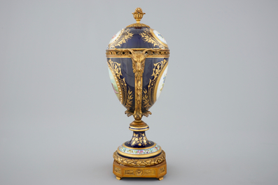Un bol et son couvercle en porcelaine de S&egrave;vres, mont&eacute; en bronze, 19&egrave;me