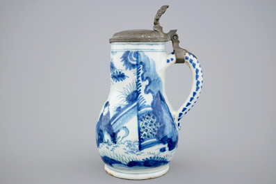 Een blauw-witte Delftse chinoiserie kroes met tinnen deksel, 17e eeuw