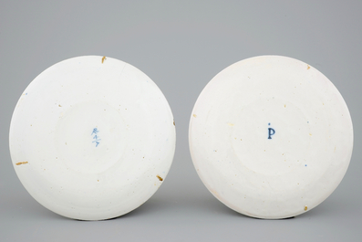 Deux assiettes parlantes en fa&iuml;ence de Delft pour le march&eacute; fran&ccedil;ais, 18&egrave;me