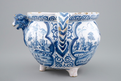 Un bol &agrave; verser au d&eacute;cor de paysages, Harlingen, la Frise, dat&eacute; 1708