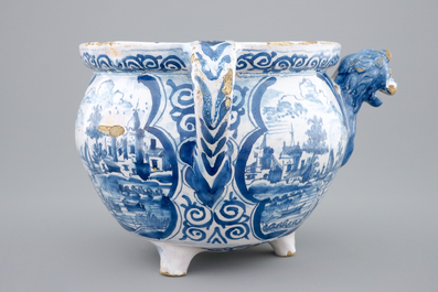 Un bol &agrave; verser au d&eacute;cor de paysages, Harlingen, la Frise, dat&eacute; 1708