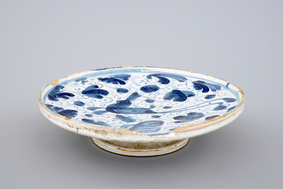A blue and white Spanish pottery tazza with a hare, Teruel, 17th C.