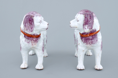 Une grande paire de chiens St. Bernard en fa&iuml;ence de Delft polychrome, 19&egrave;me