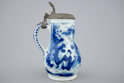 Een blauw-witte Delftse chinoiserie kroes met tinnen deksel, 17e eeuw