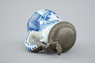 Een blauw-witte Delftse chinoiserie kroes met tinnen deksel, 17e eeuw