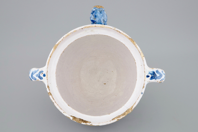 Un bol &agrave; verser au d&eacute;cor de paysages, Harlingen, la Frise, dat&eacute; 1708