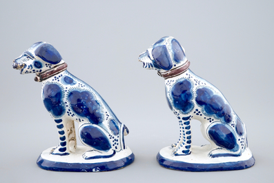 Une paire de chiens dat&eacute;s en fa&iuml;ence de Harlingen, la Frise, 1752