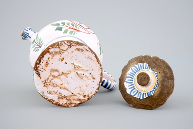 Un biberon en fa&iuml;ence de Delft polychrome, 18&egrave;me