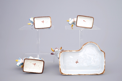 Un lot de 4 vaches en fa&iuml;ence polychrome de Delft, 19&egrave;me