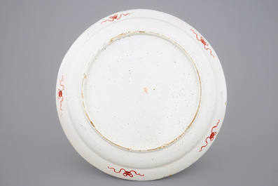 Un plat de taille exceptionelle en fa&iuml;ence de Delft dor&eacute;, 18&egrave;me