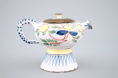 Un biberon en fa&iuml;ence de Delft polychrome, 18&egrave;me