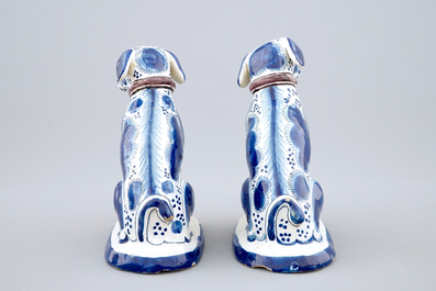 Une paire de chiens dat&eacute;s en fa&iuml;ence de Harlingen, la Frise, 1752