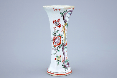 Un petit vase en fa&iuml;ence de Delft au d&eacute;cor petit feu, 18&egrave;me