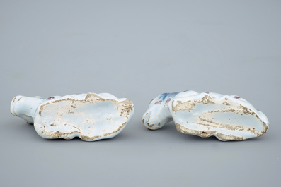 Een paar polychrome Delftse miniatuur paardjes, 18e eeuw