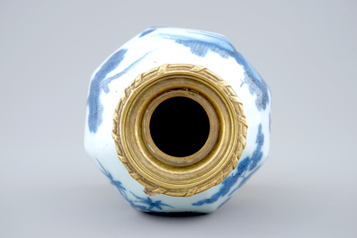 Un vase en Delft bleu et blanc mont&eacute; en bronze, 17&egrave;me