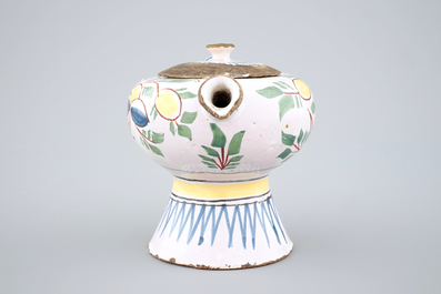 Un biberon en fa&iuml;ence de Delft polychrome, 18&egrave;me