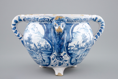 Un bol &agrave; verser au d&eacute;cor de paysages, Harlingen, la Frise, dat&eacute; 1708