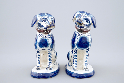 Une paire de chiens dat&eacute;s en fa&iuml;ence de Harlingen, la Frise, 1752