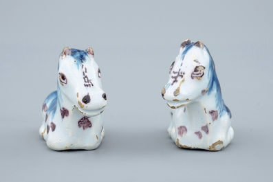 Een paar polychrome Delftse miniatuur paardjes, 18e eeuw