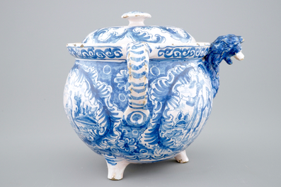 Un bol &agrave; verser au d&eacute;cor religieux, Harlingen, la Frise, dat&eacute; 1718