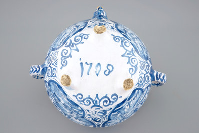 Un bol &agrave; verser au d&eacute;cor de paysages, Harlingen, la Frise, dat&eacute; 1708