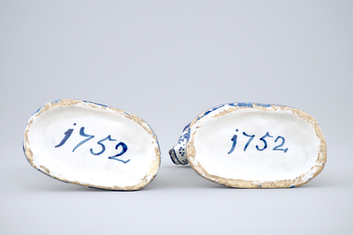 Une paire de chiens dat&eacute;s en fa&iuml;ence de Harlingen, la Frise, 1752
