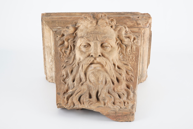 Een groot architecturaal terracotta fragment met Neptunus, Frankrijk, 17/18e eeuw