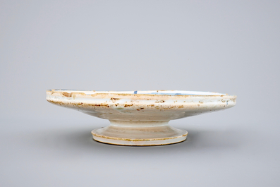 A blue and white Spanish pottery tazza with a hare, Teruel, 17th C.