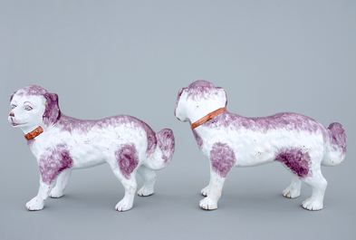 Une grande paire de chiens St. Bernard en fa&iuml;ence de Delft polychrome, 19&egrave;me