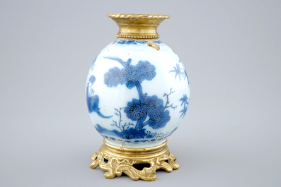 Un vase en Delft bleu et blanc mont&eacute; en bronze, 17&egrave;me