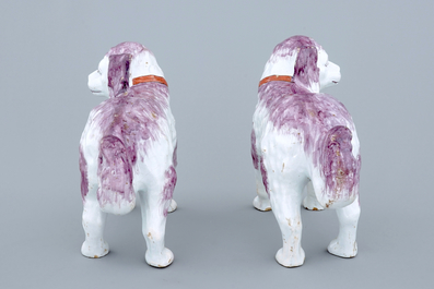 Une grande paire de chiens St. Bernard en fa&iuml;ence de Delft polychrome, 19&egrave;me