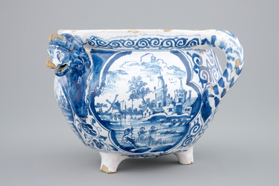 Un bol &agrave; verser au d&eacute;cor de paysages, Harlingen, la Frise, dat&eacute; 1708