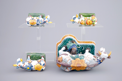 Un lot de 4 vaches en fa&iuml;ence polychrome de Delft, 19&egrave;me